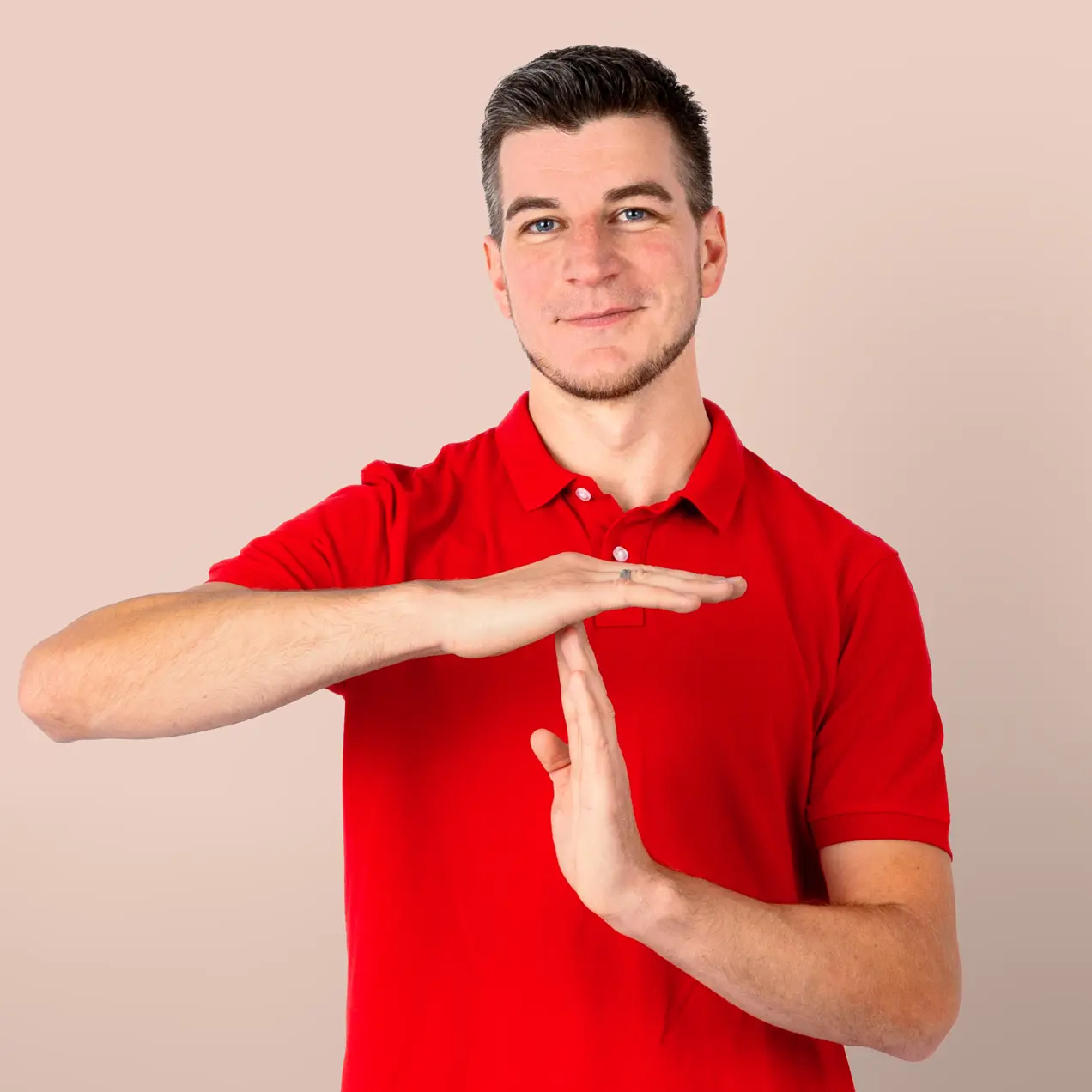 Man symbolisiert ein Pause-Ziechen mit seinen Händen