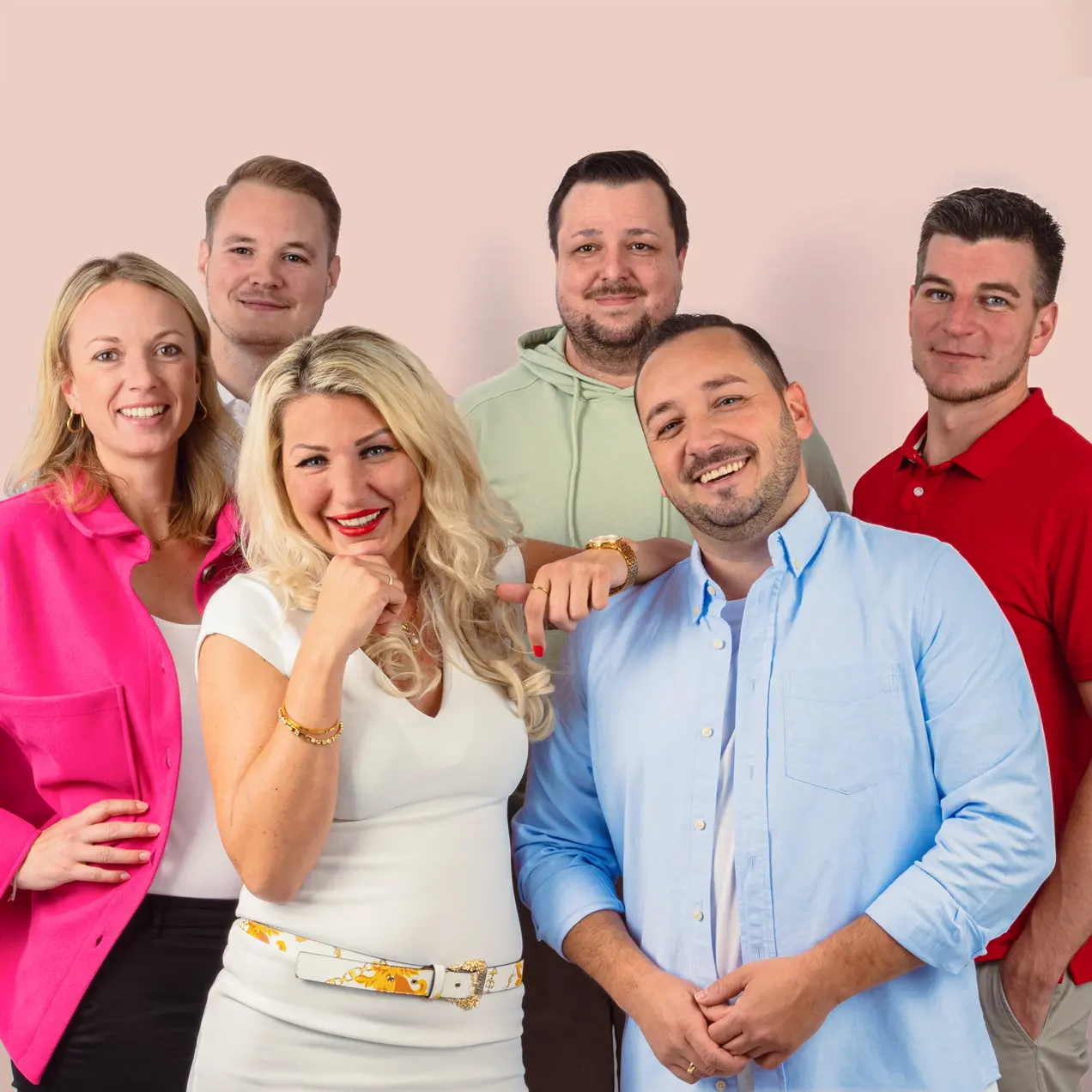 Das Team von Jobwolf steht beisammen